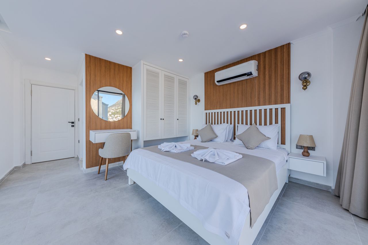 Bed Spacious and airy modern bedroom featuring a double bed and stylish furnishings.